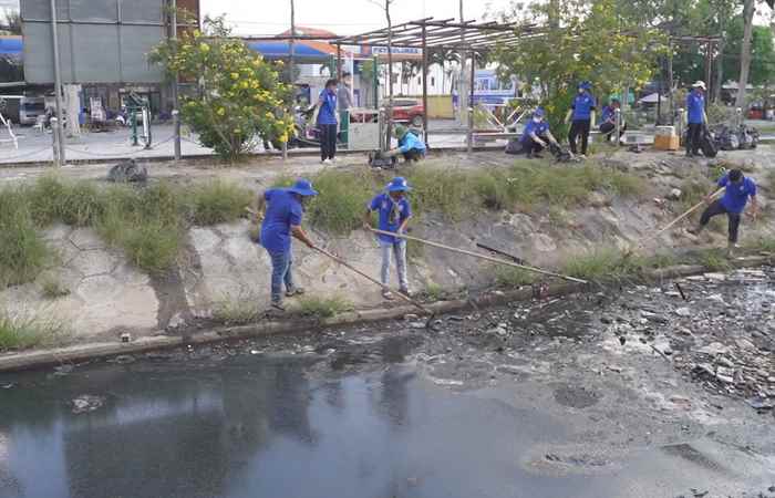 Thành đoàn Sóc Trăng ra quân khắc phục ô nhiễm kênh Nhân Lực Phường 1 (17-05-2025)